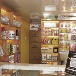 Interior del showroom de Plagas Center S.A.S. con productos para control de plagas en bogota